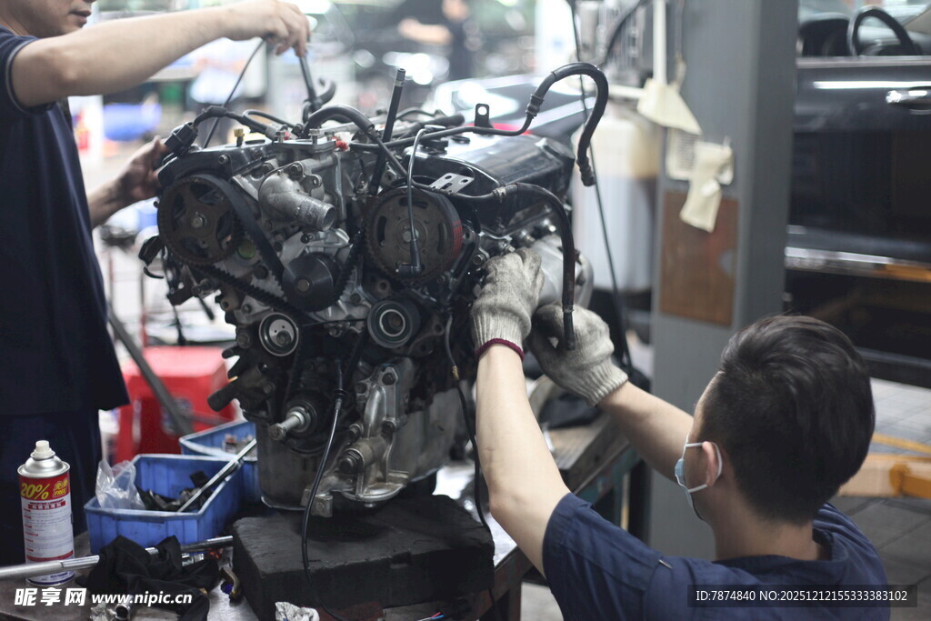 工人维修汽车发动机