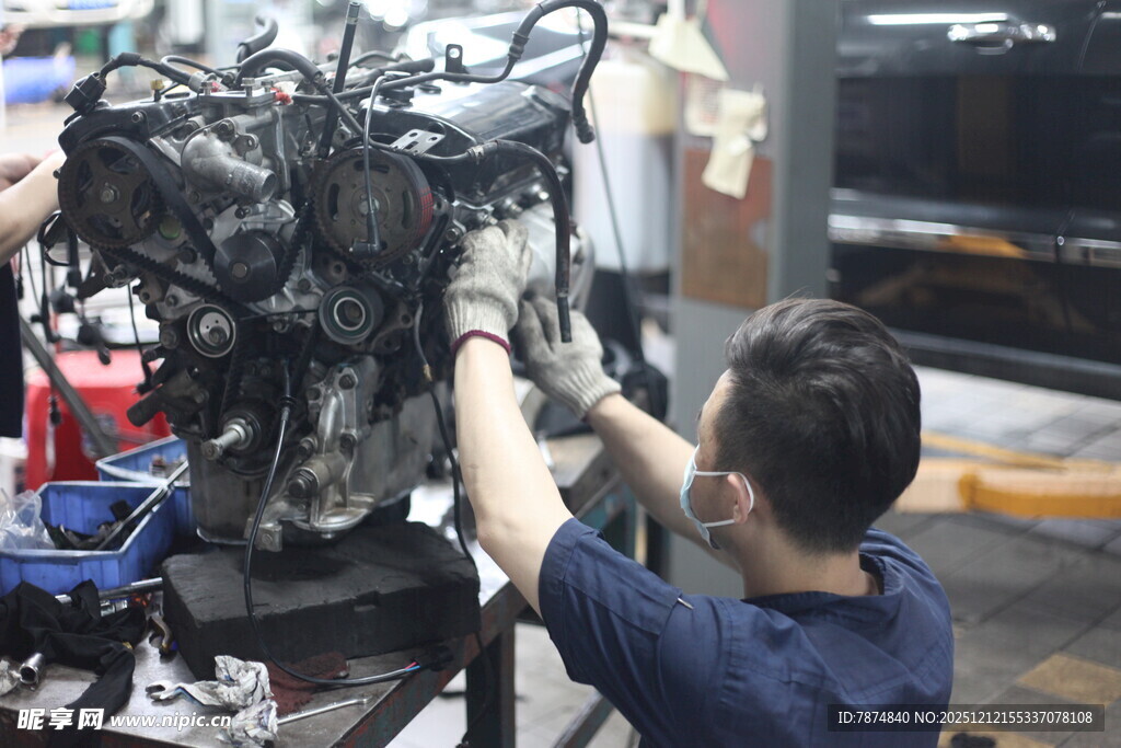 工人专注维修汽车发动机