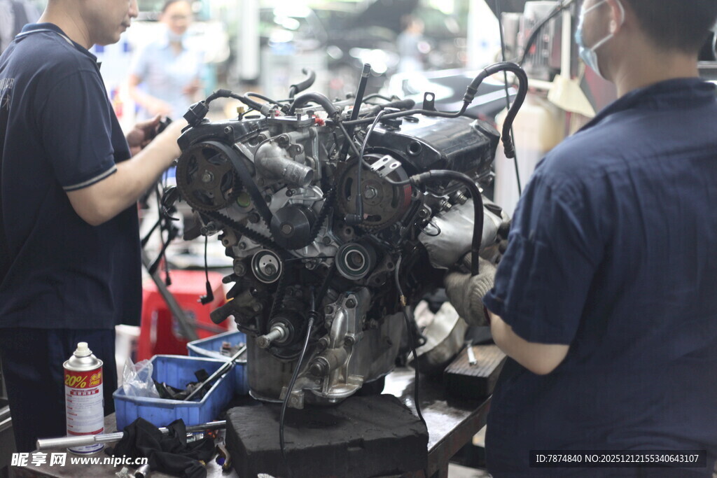 工人专注维修汽车发动机