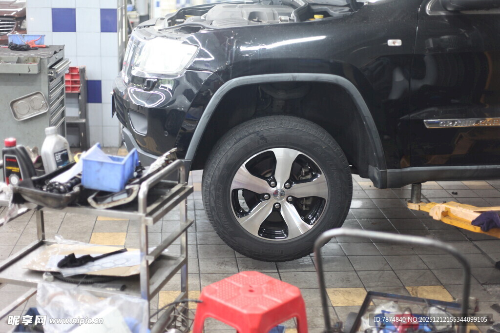 汽车于车间内进行维修