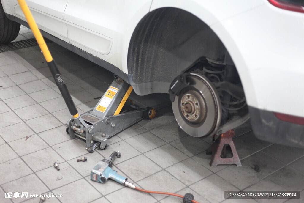 汽车轮胎维修场景