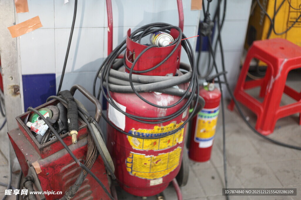 汽修车间的红色气泵设备