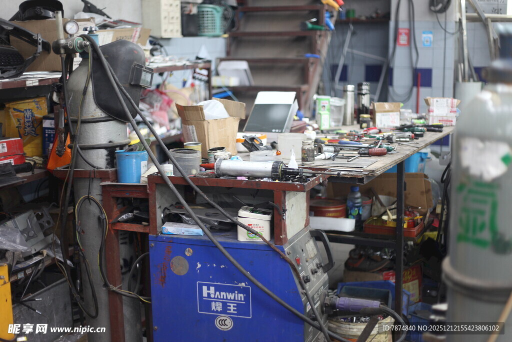 杂乱工作室一角