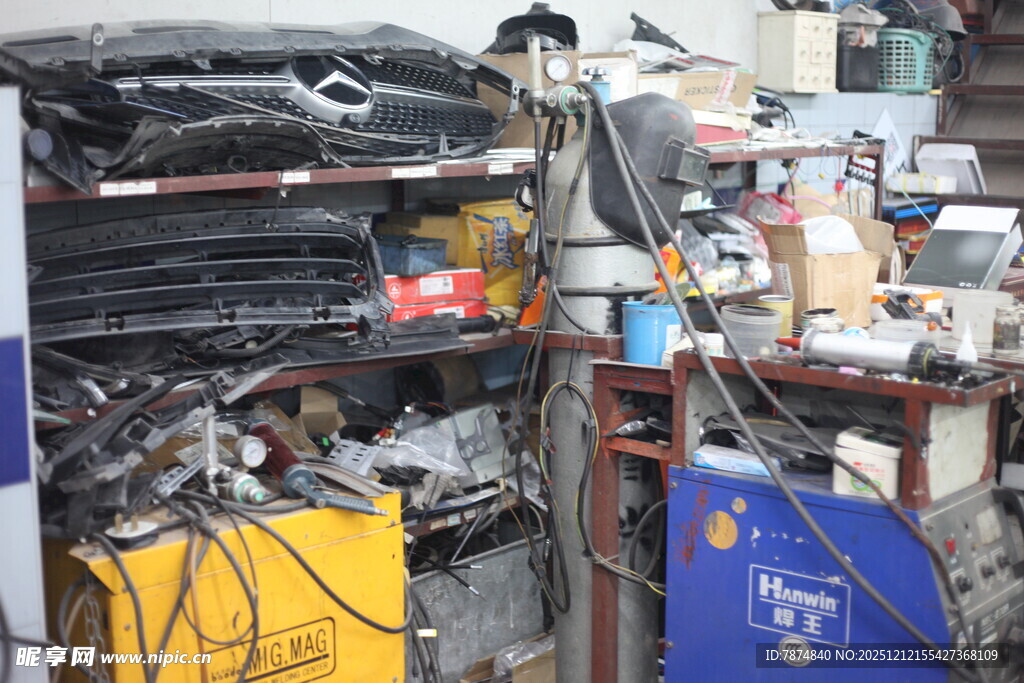 杂乱废品堆放场景