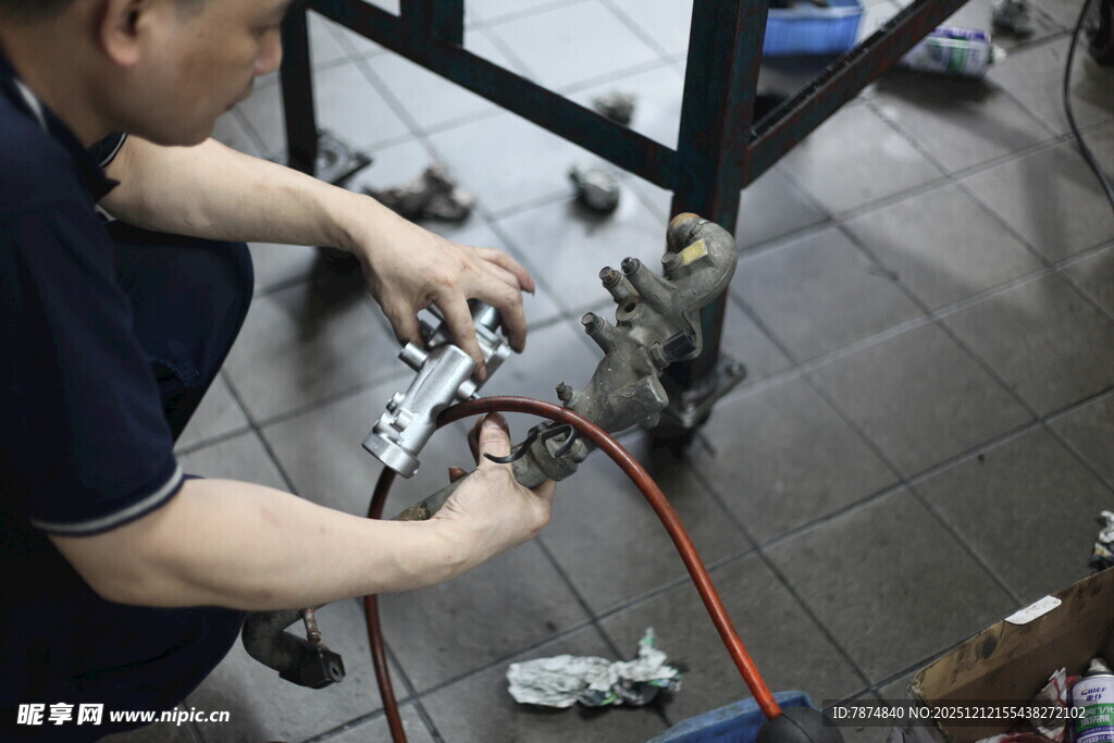 工人专注维修机械设备