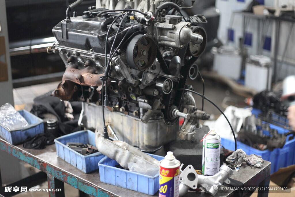 汽车发动机维修场景