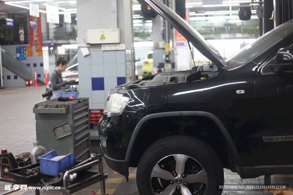 汽车维修车间内的维修场景