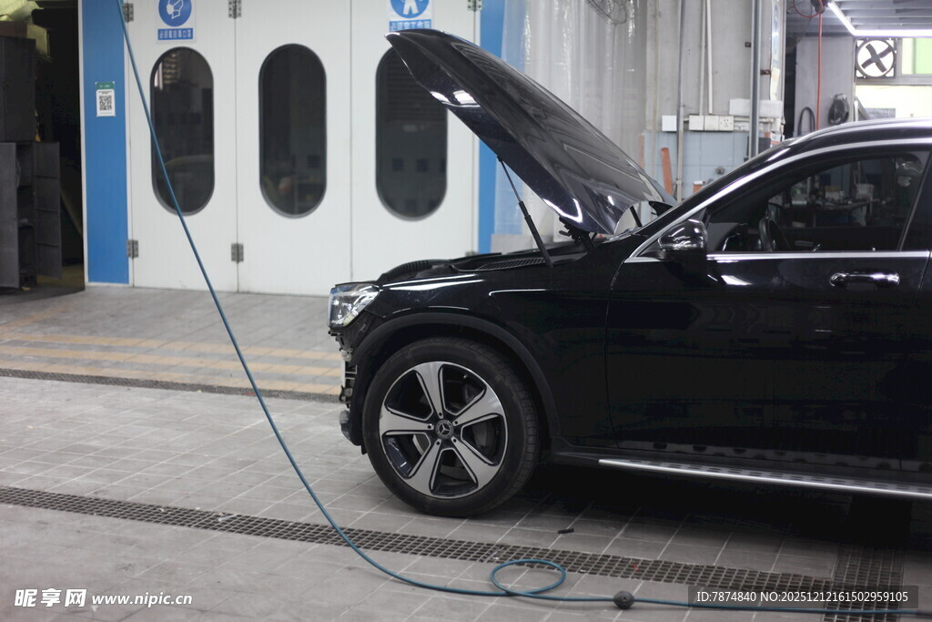 黑色汽车在车间检修