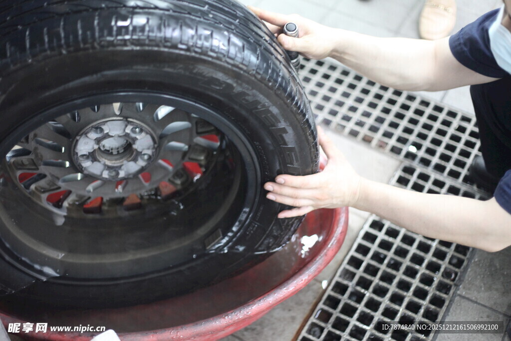 汽车轮胎更换操作场景