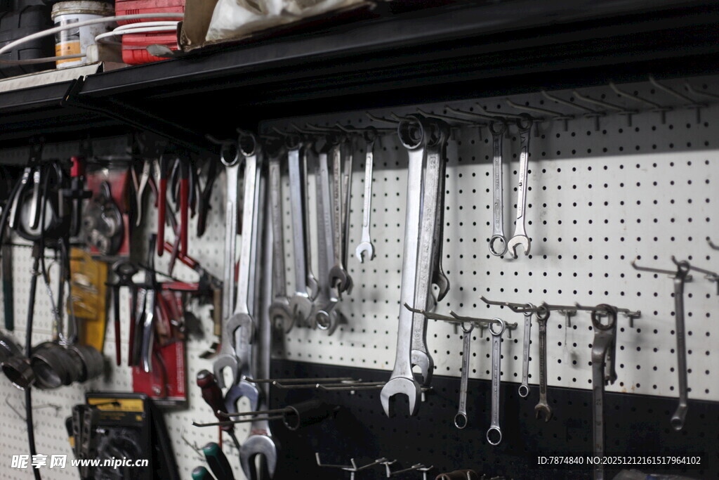 工具架上的多样维修工具
