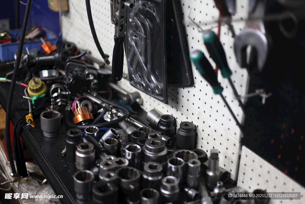 工具架上的多样汽修工具