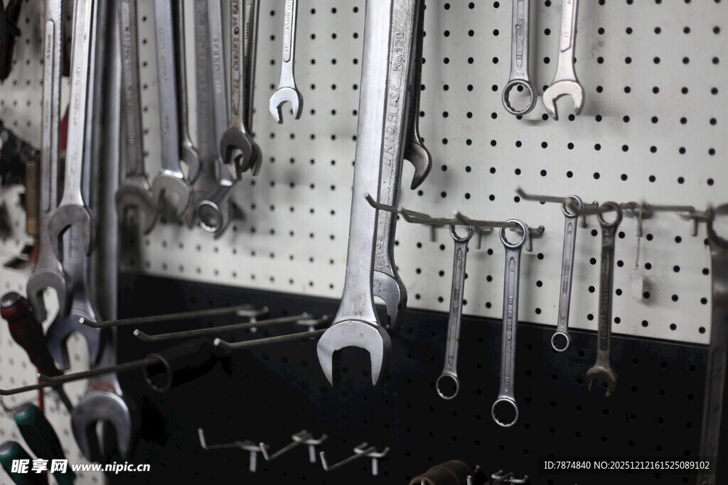 墙上悬挂的多样扳手工具