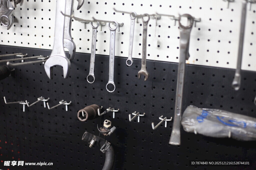 墙上悬挂的多样维修工具