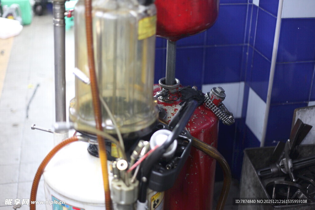 工人专注操作工业设备