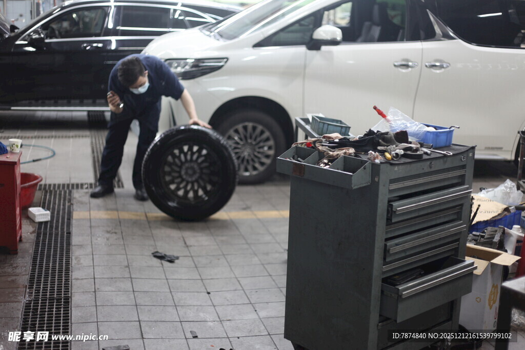 汽车维修工人正在换轮胎