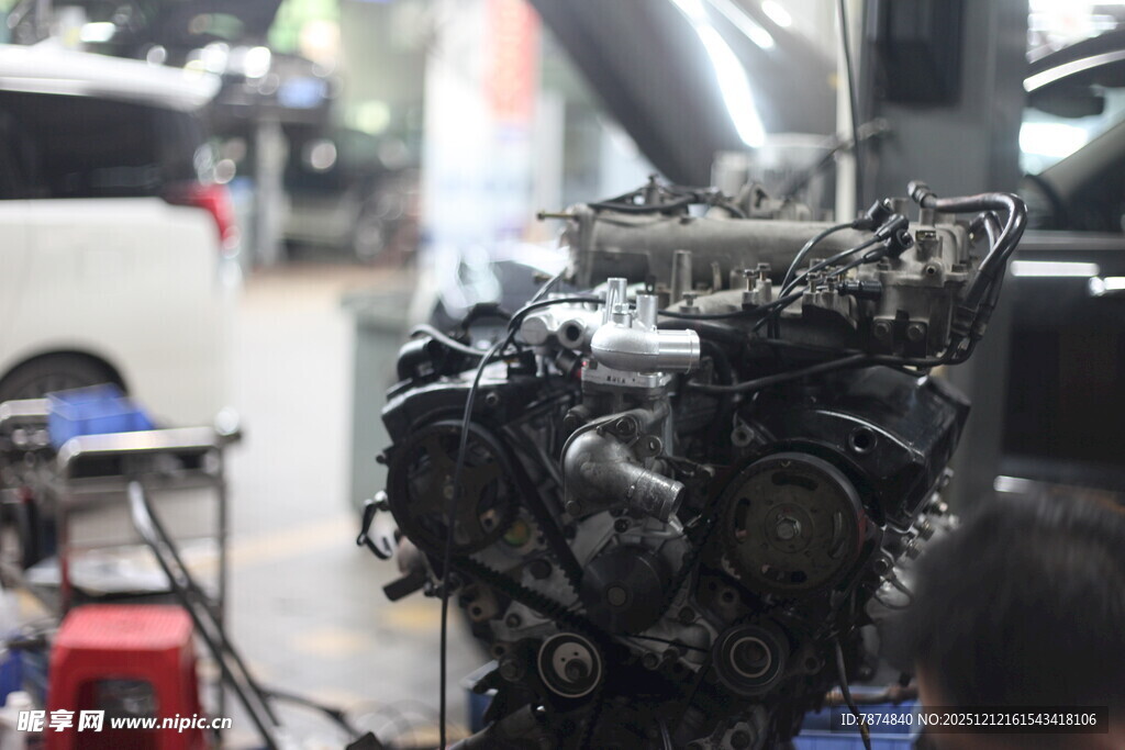 汽车发动机维修场景