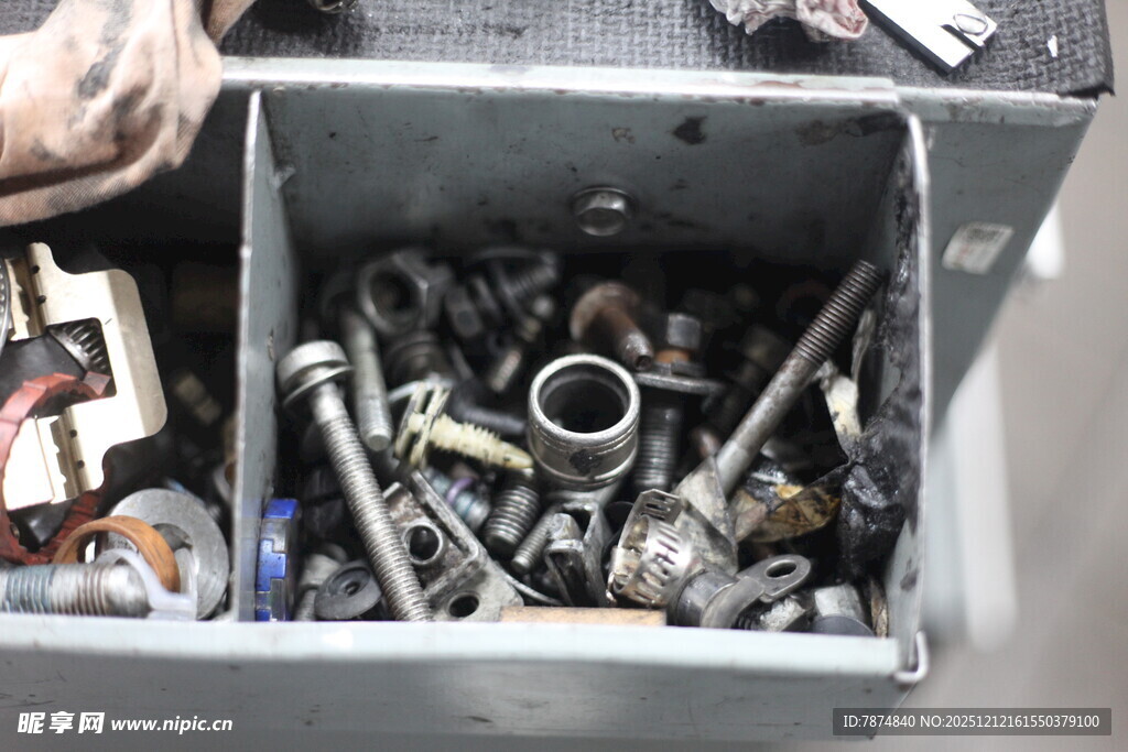 金属零件收纳盒内景象