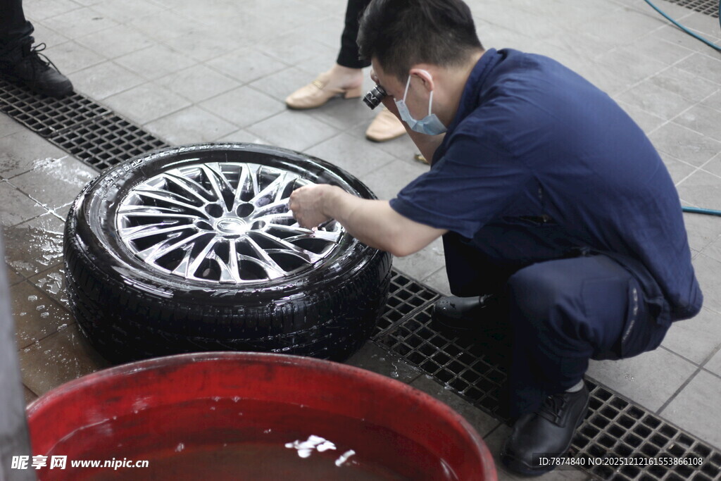 工人专注维修汽车轮毂