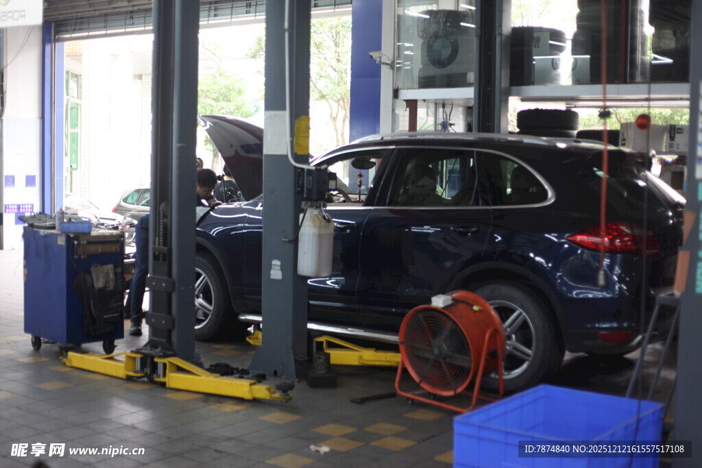 汽车维修车间中的维修场景