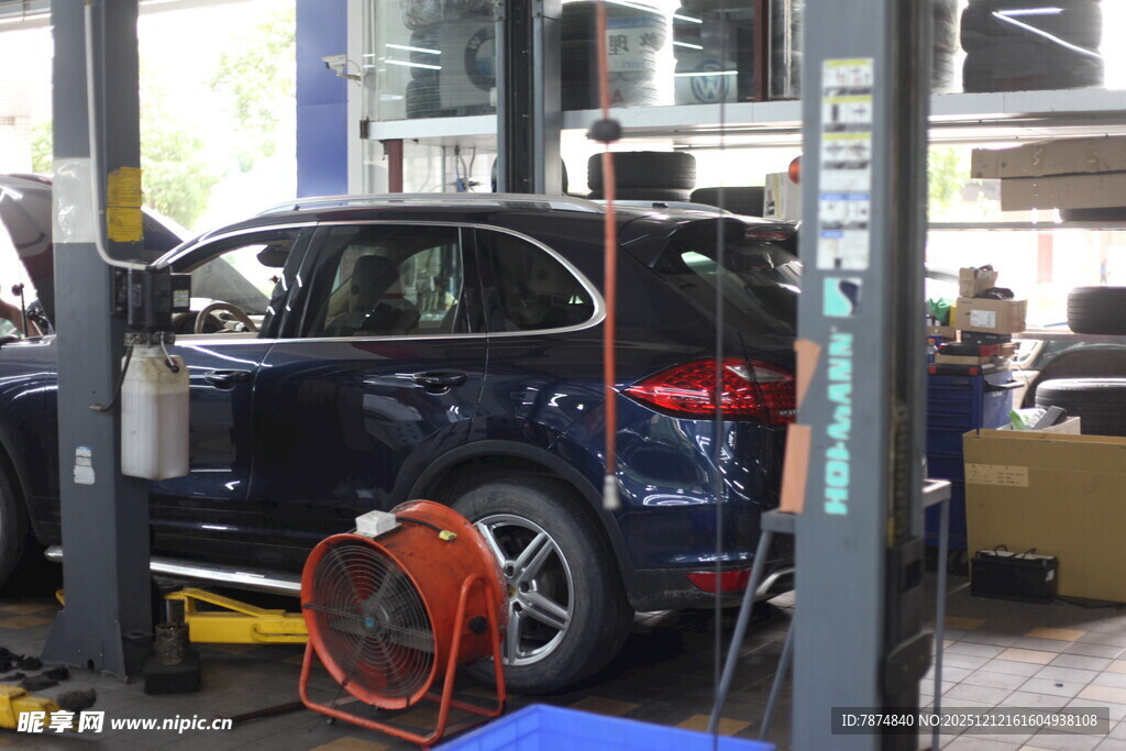 汽车在维修车间进行检修