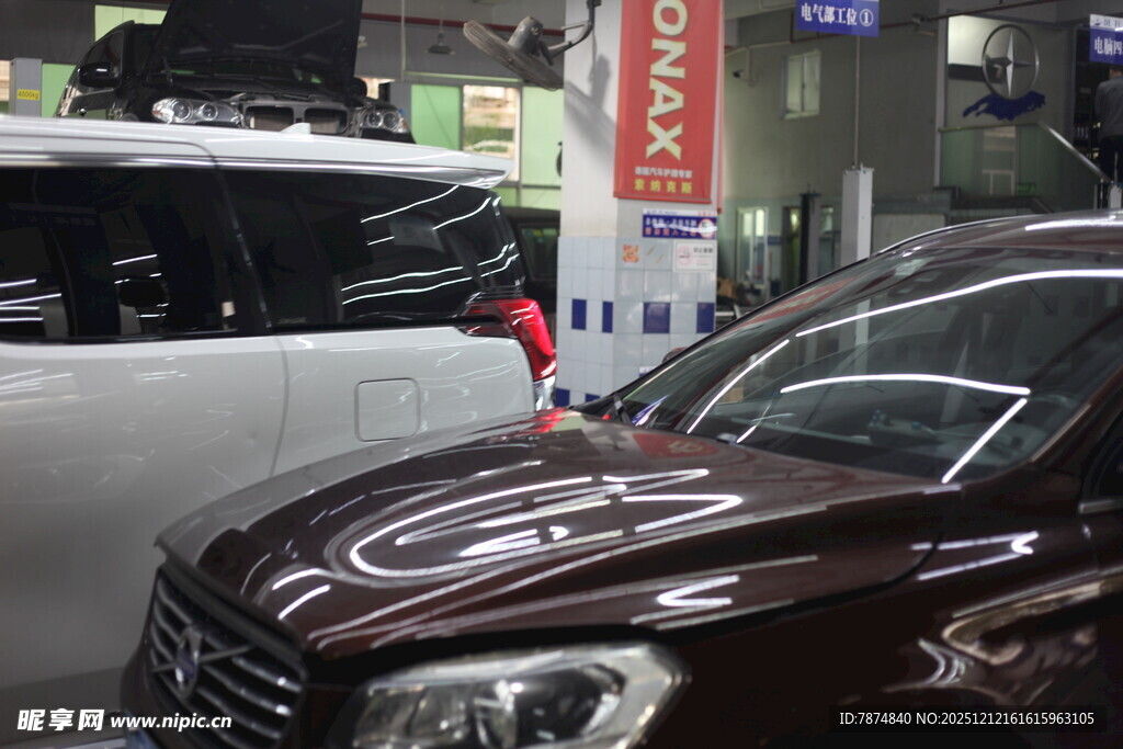 展厅中的多辆汽车展示