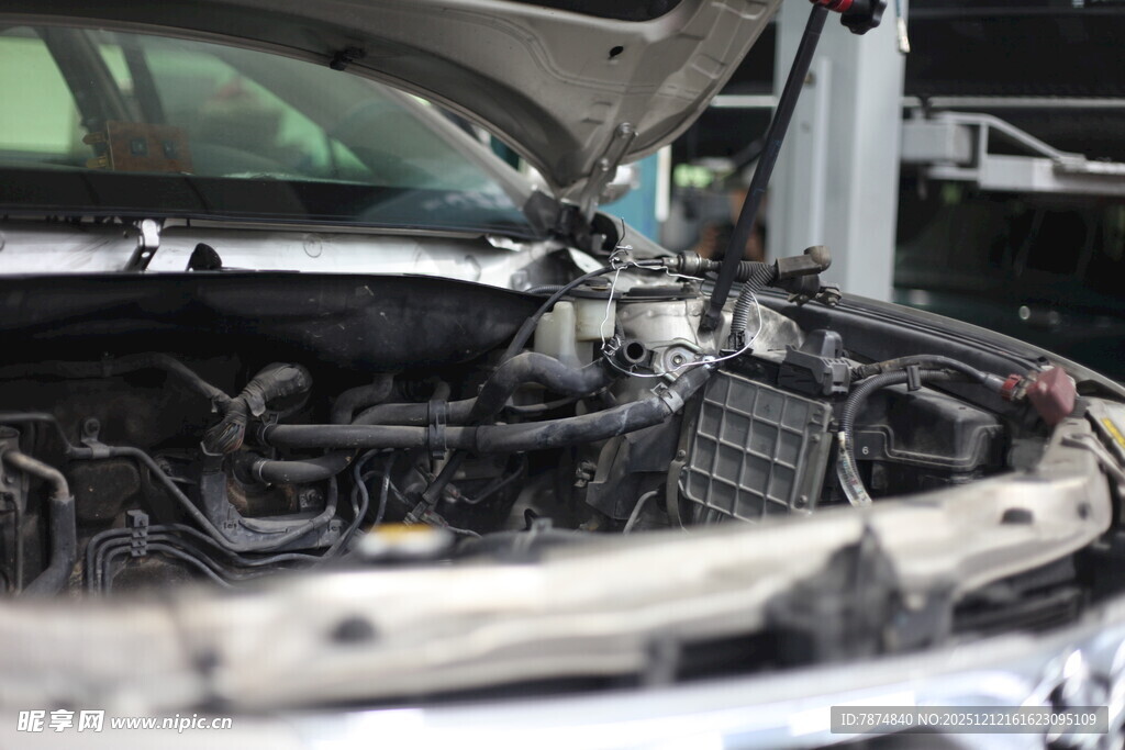 汽车发动机检修场景