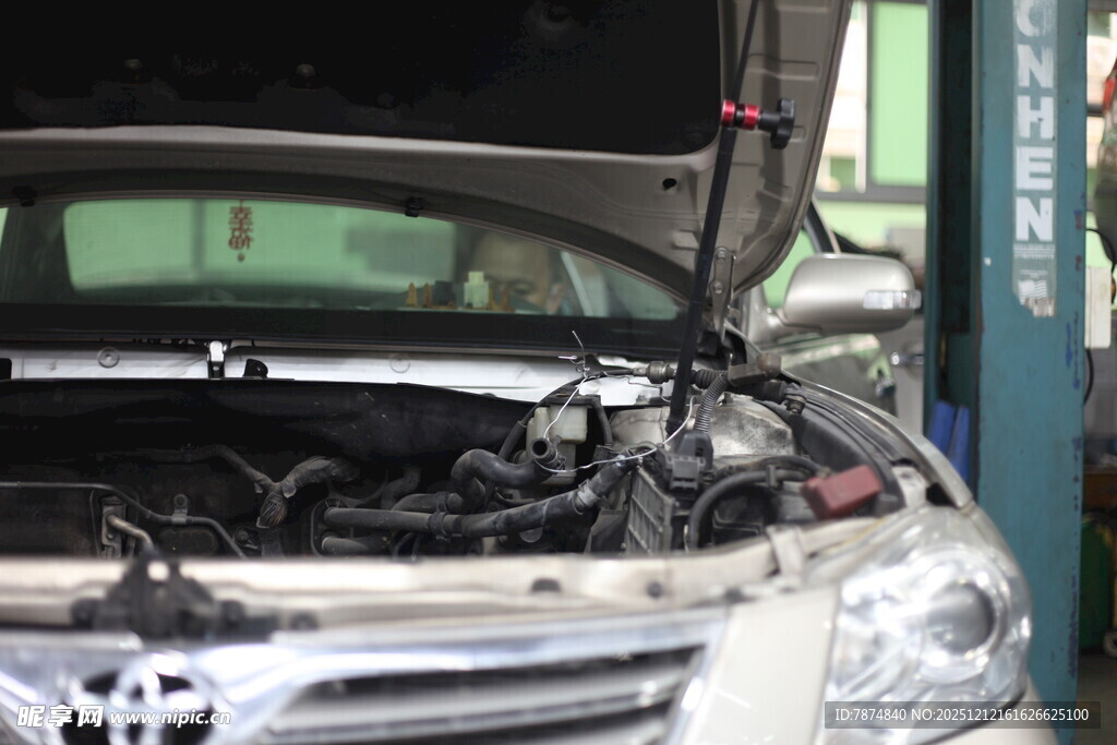 汽车引擎维修场景