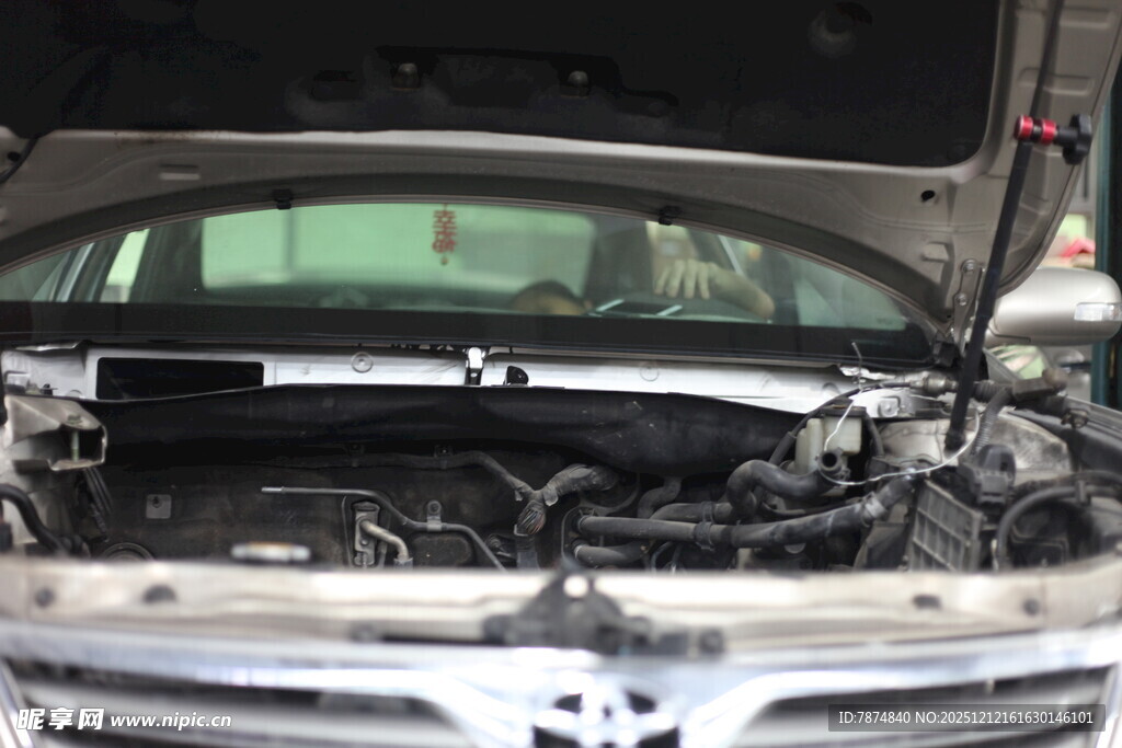 汽车发动机舱展示