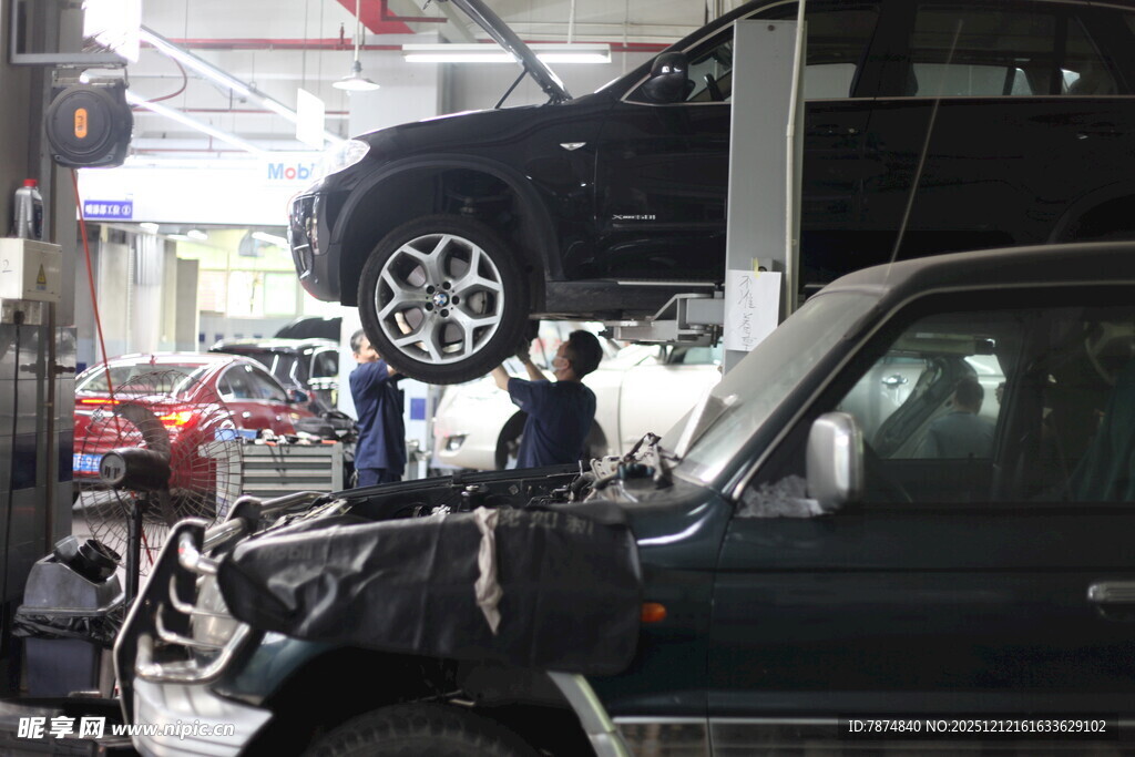 汽车维修车间作业场景