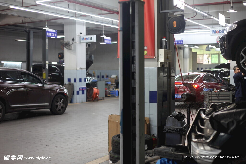汽车维修车间内景