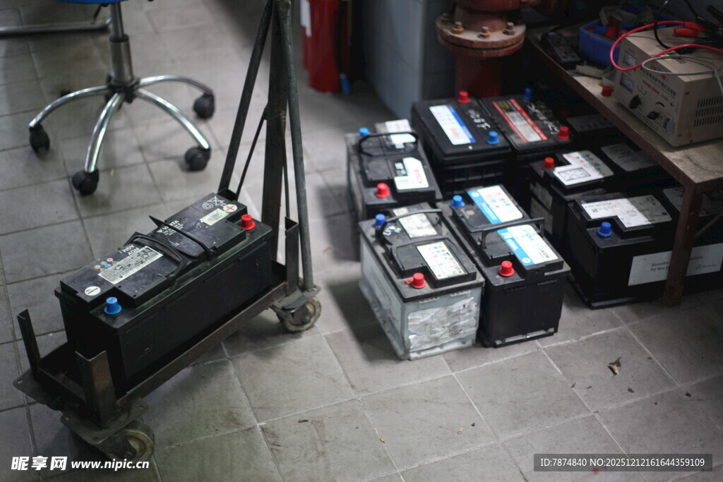 仓库中的多组蓄电池
