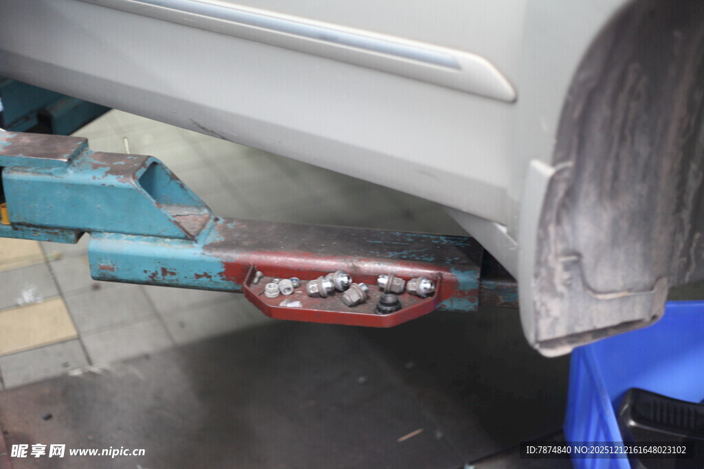 汽车底盘维修场景