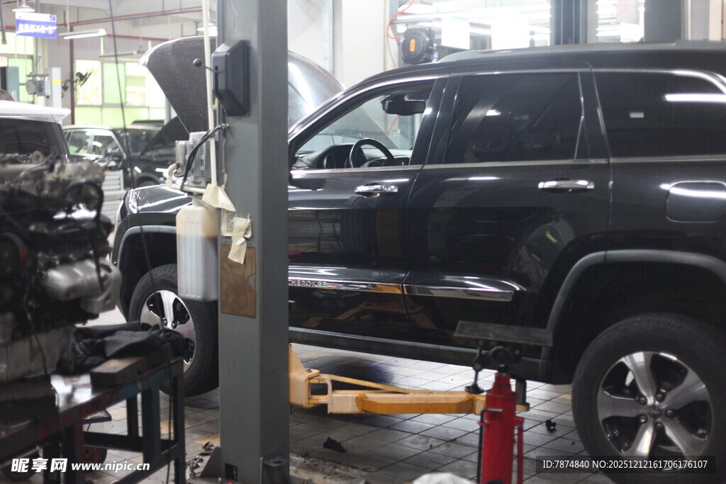 汽车维修车间内的黑色车辆