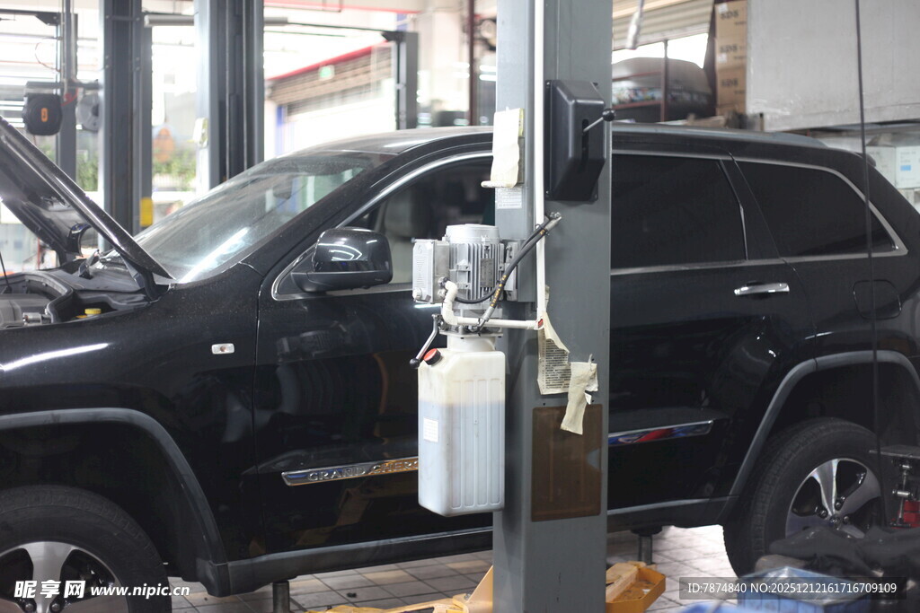 汽车维修车间中的黑色车辆