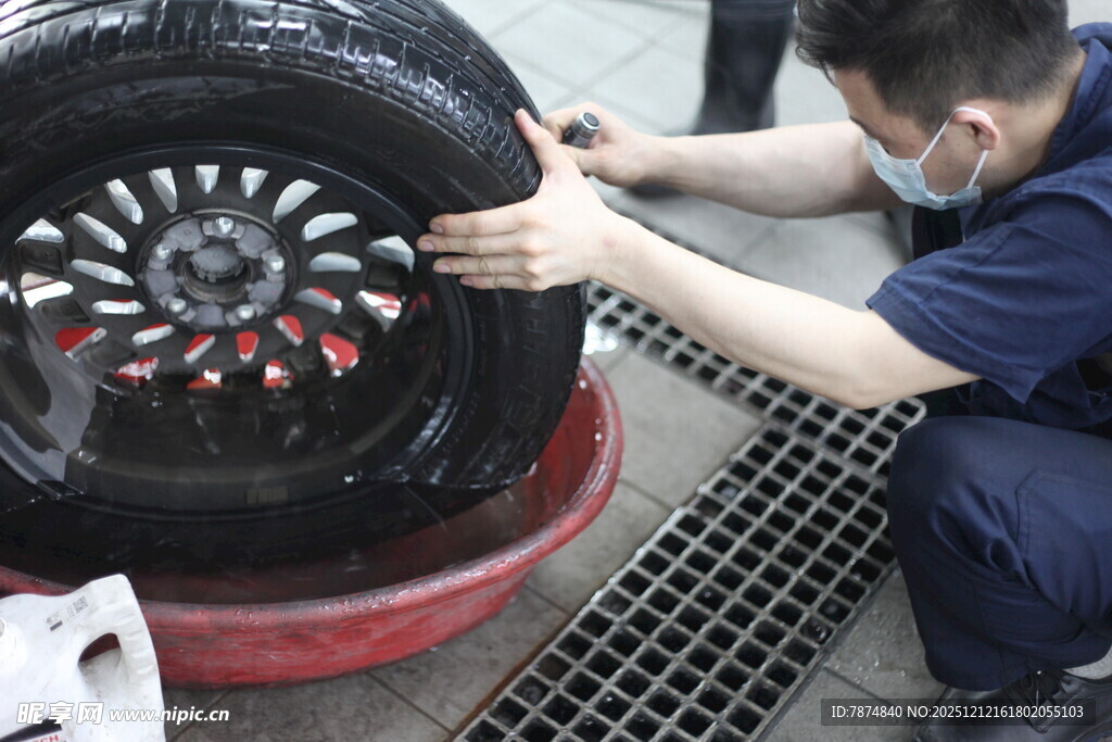 工人专注维修汽车轮胎