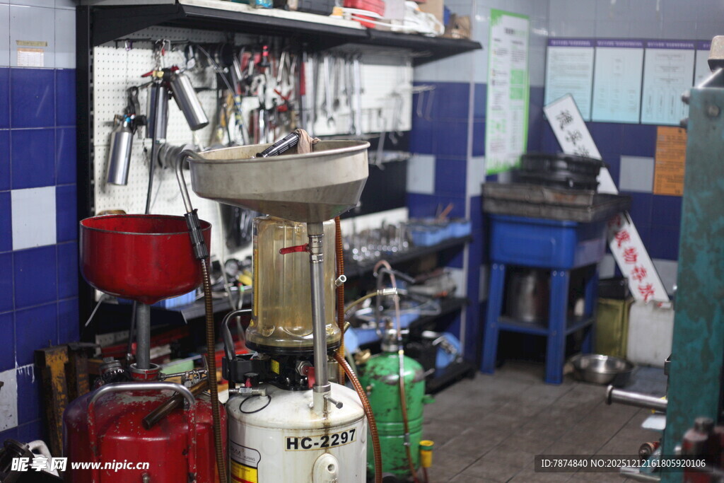 杂乱的汽修车间一角