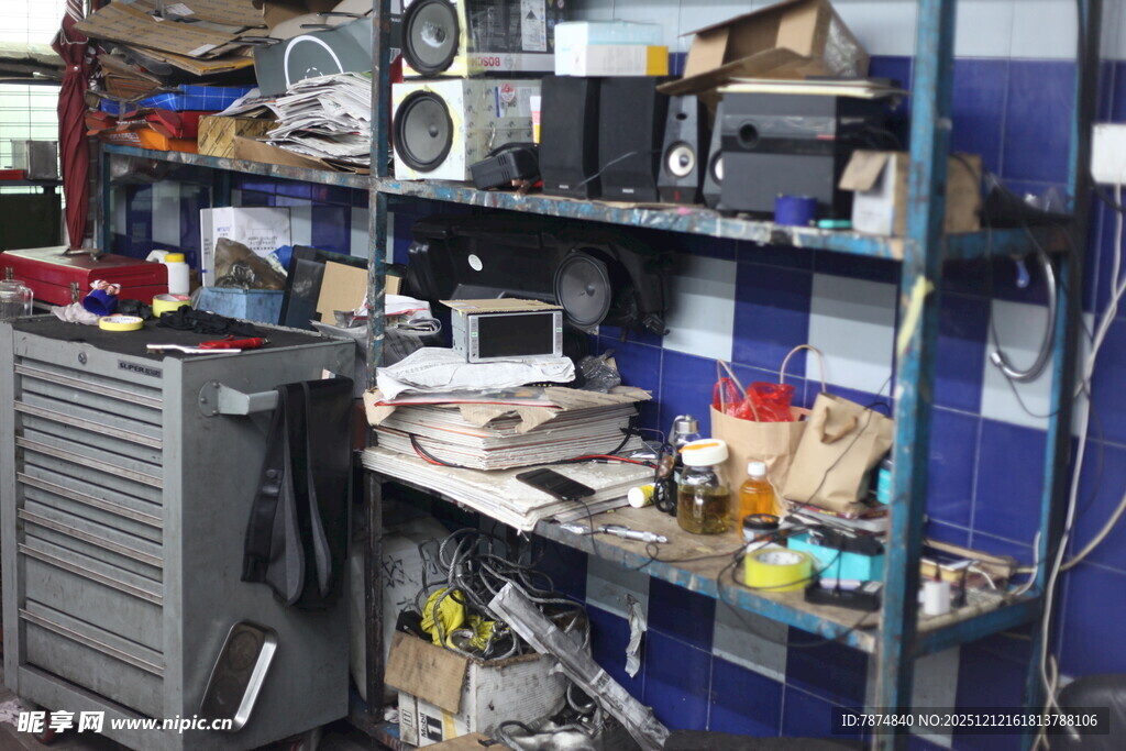 杂乱的工具工作台场景