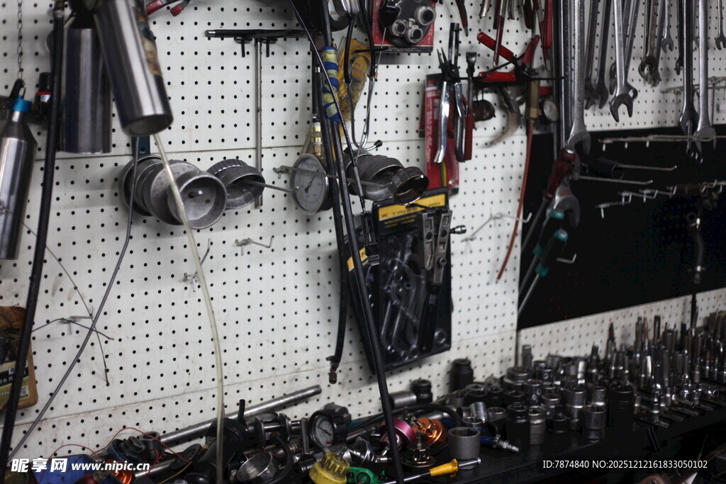 工具墙展示各类维修工具