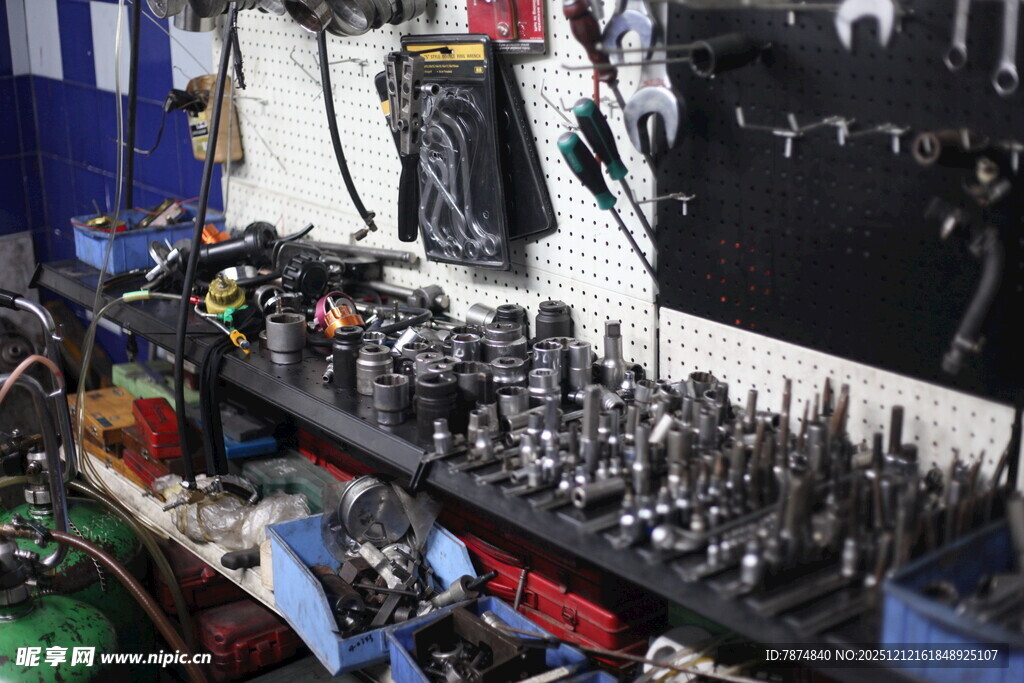 机械零件维修工作台场景