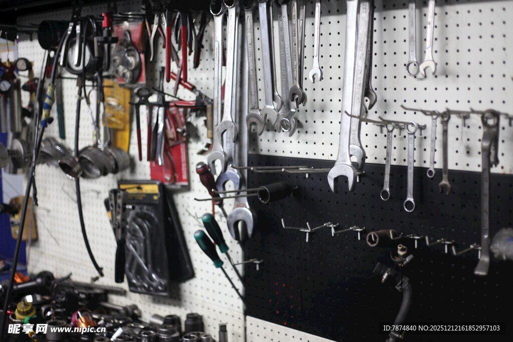 工具墙展示种类丰富工具集