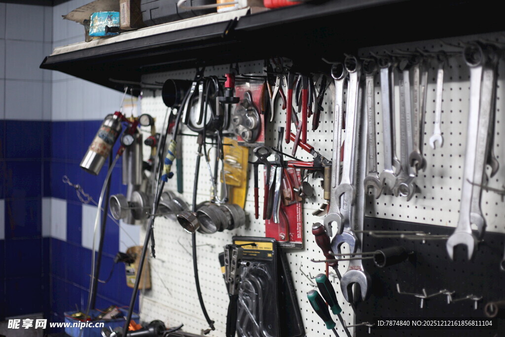 工具架上的多样维修工具