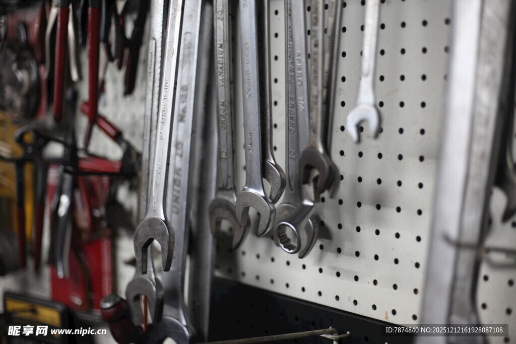 墙上悬挂的多样维修工具