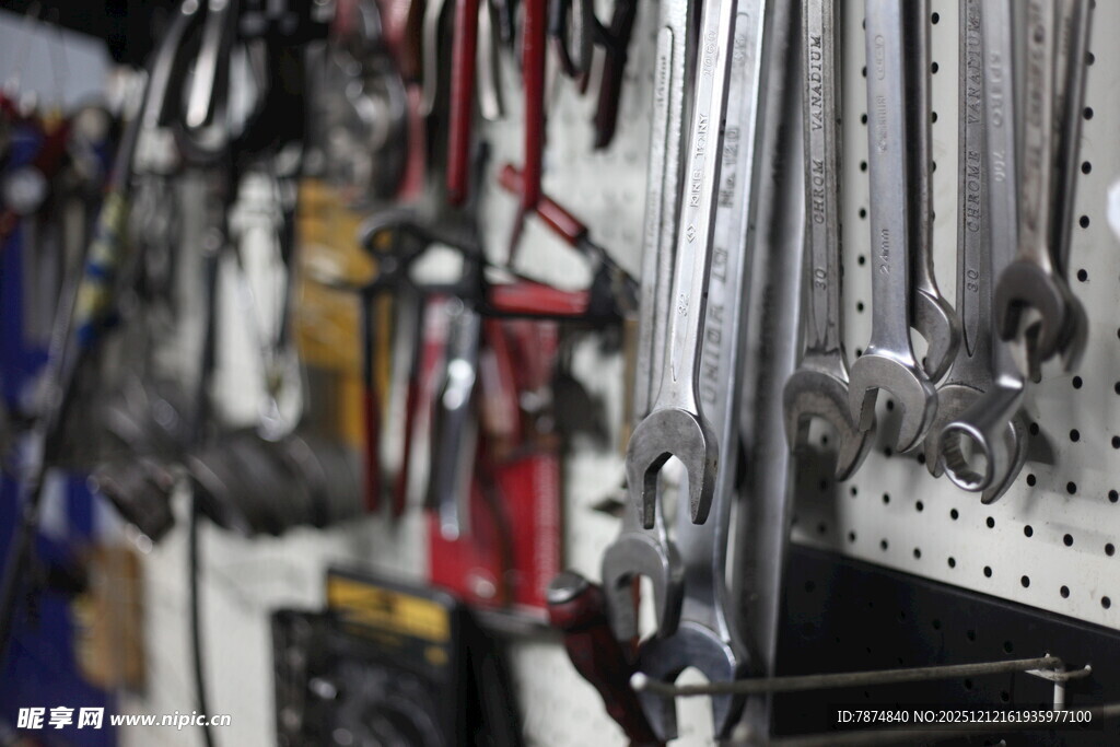 工具架上的多样维修工具