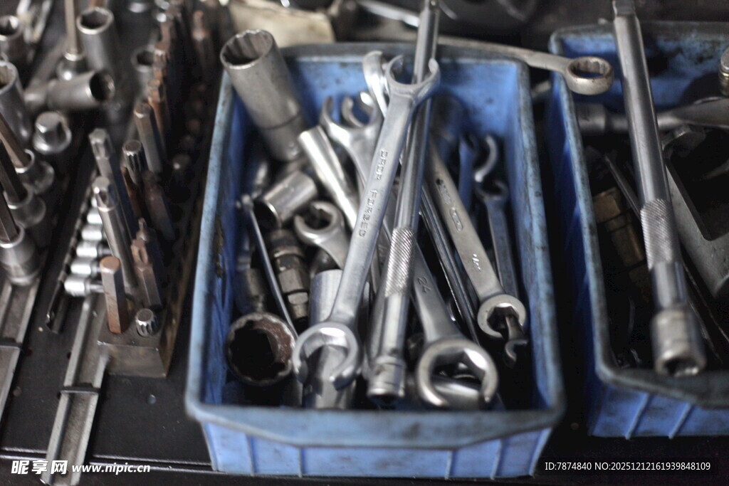 工具收纳于蓝色塑料盒中