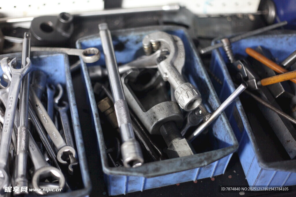 工具收纳盒中的多样工具