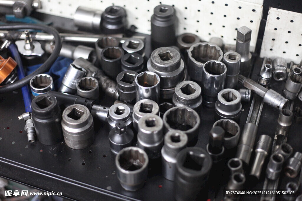 各式金属零部件整齐摆放