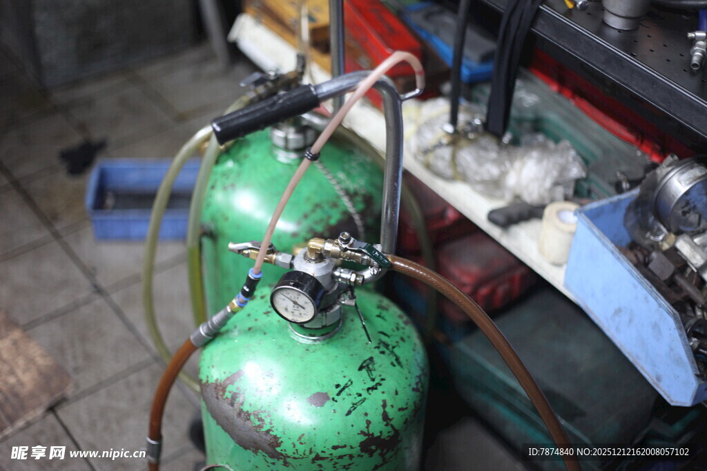 绿色工业气瓶放置于车间