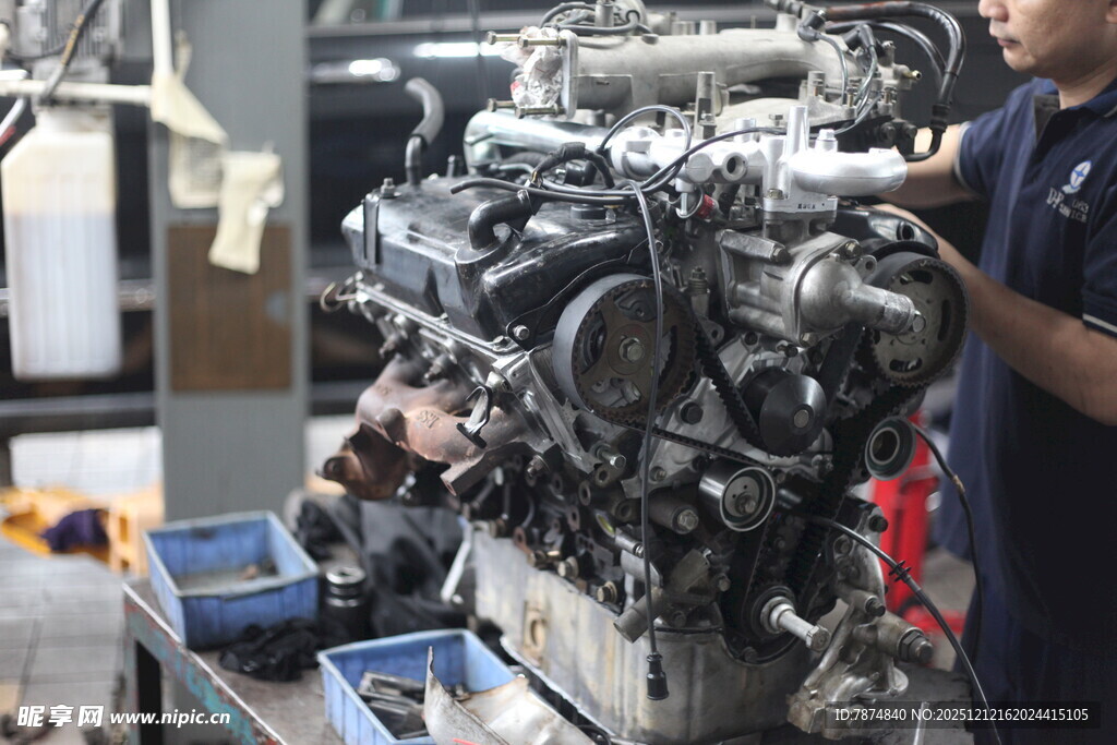 工人检修汽车发动机