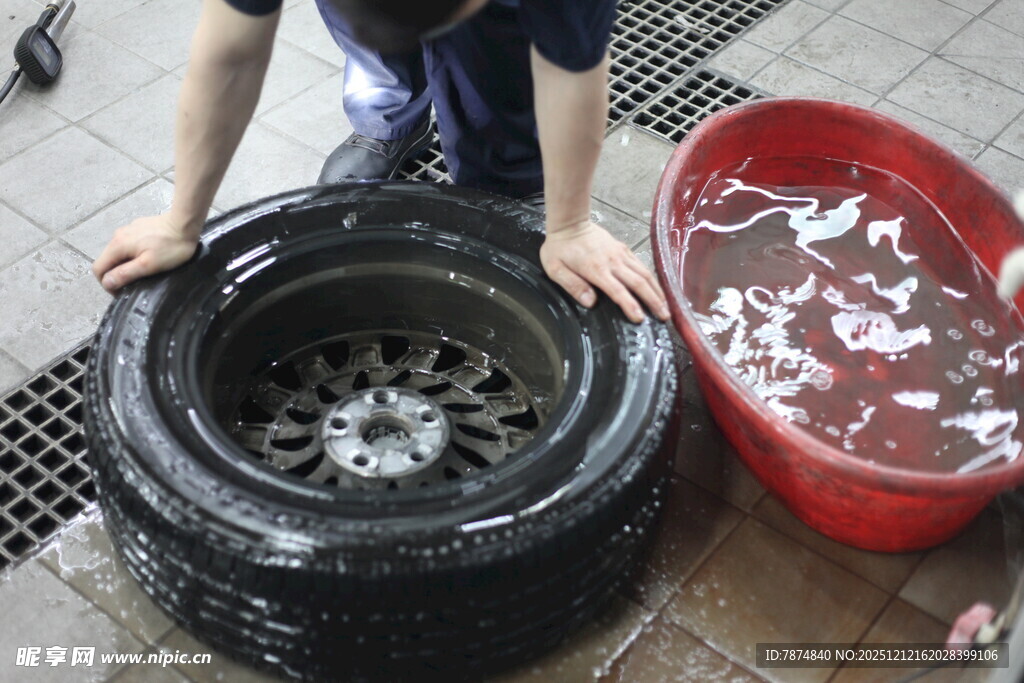 清洗汽车轮胎场景