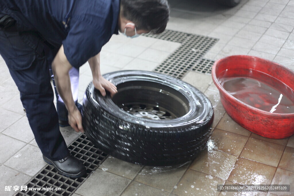 工人清洗汽车废旧轮胎